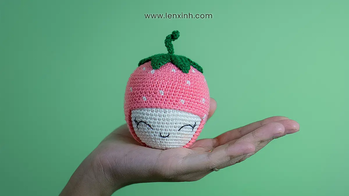 Crochet Strawberry with Cute Face - Lennutas